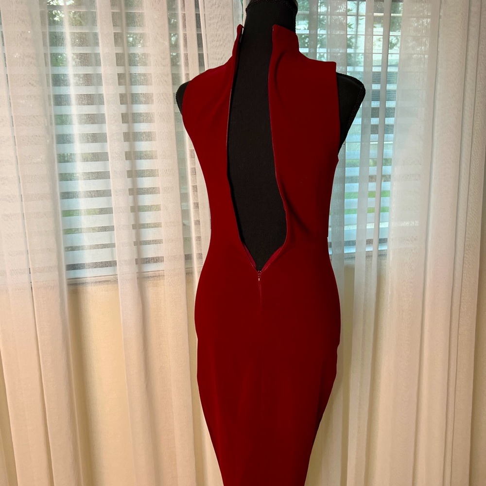 A beautiful pencil like dress. Size 00, burgundy color